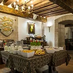 Hotel Three Crowns Residents