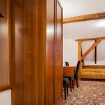Three Crowns Residents تالين