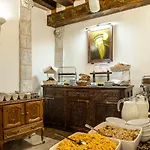 Three Crowns Residents تالين