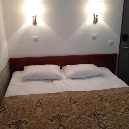 Three Crowns Residents מלון 3*