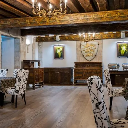 Three Crowns Residents Hotel