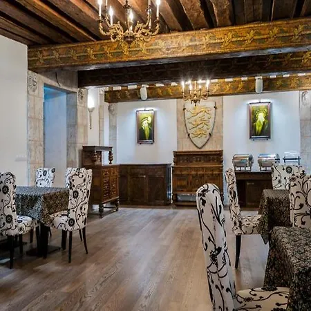 Three Crowns Residents 3*