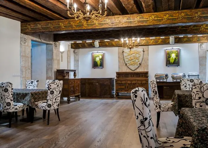 쓰리 크라운 레지던츠 호텔