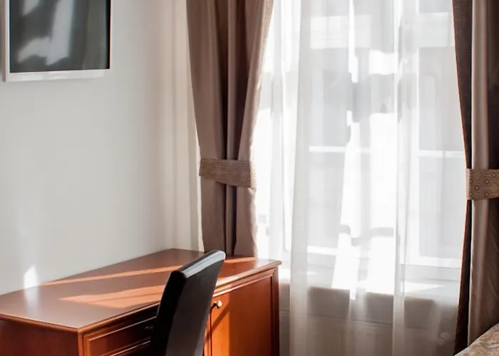 호텔 쓰리 크라운 레지던츠