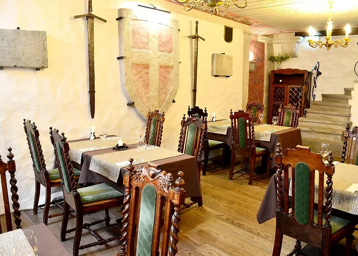 쓰리 크라운 레지던츠 호텔 3*