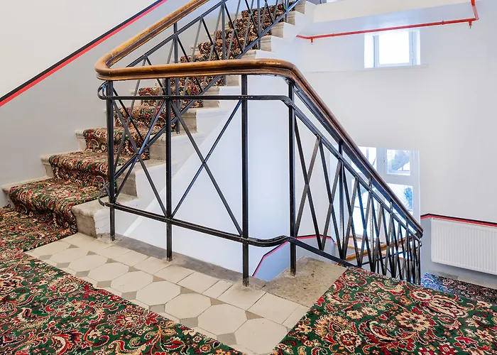 쓰리 크라운 레지던츠 호텔 3*