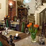 Three Crowns Residents Hotell 3*