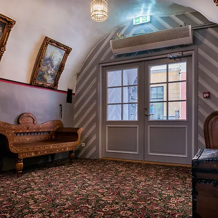 スリー クラウンズ レジデンツ ホテル 3*