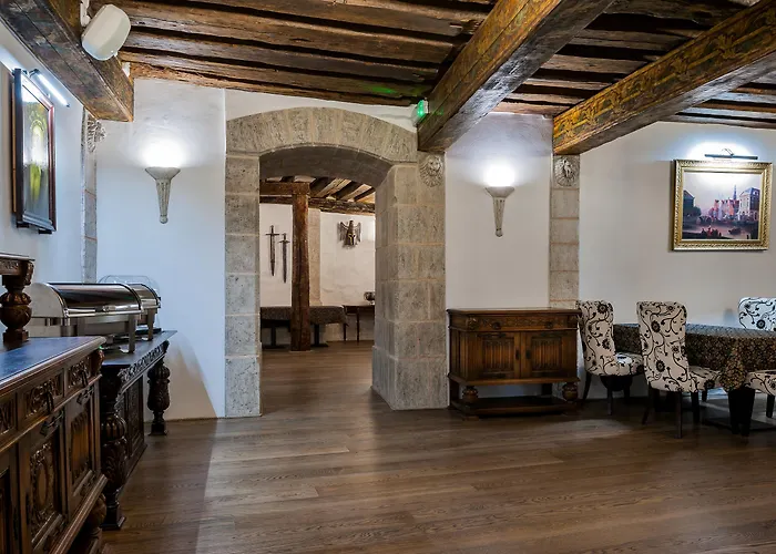 Three Crowns Residents Hotell 3*